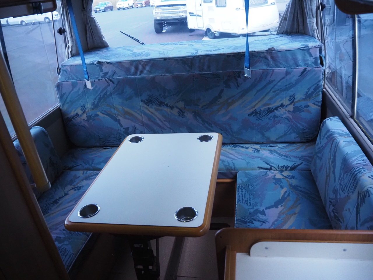 キャンピングカーバスコン