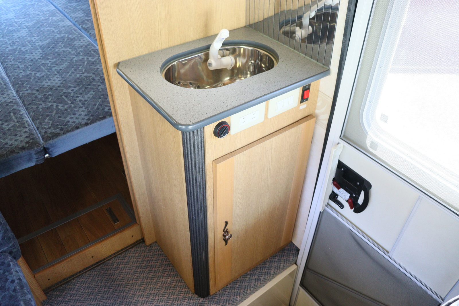 キャンピングカーキャブコン