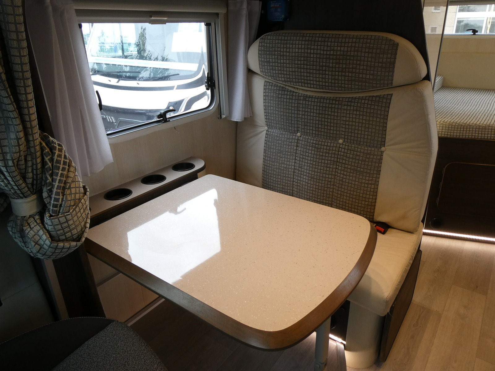 キャンピングカーキャブコン