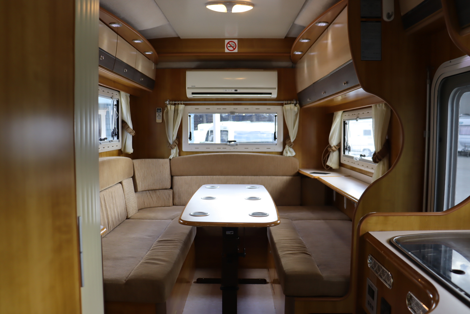 キャンピングカーキャブコン