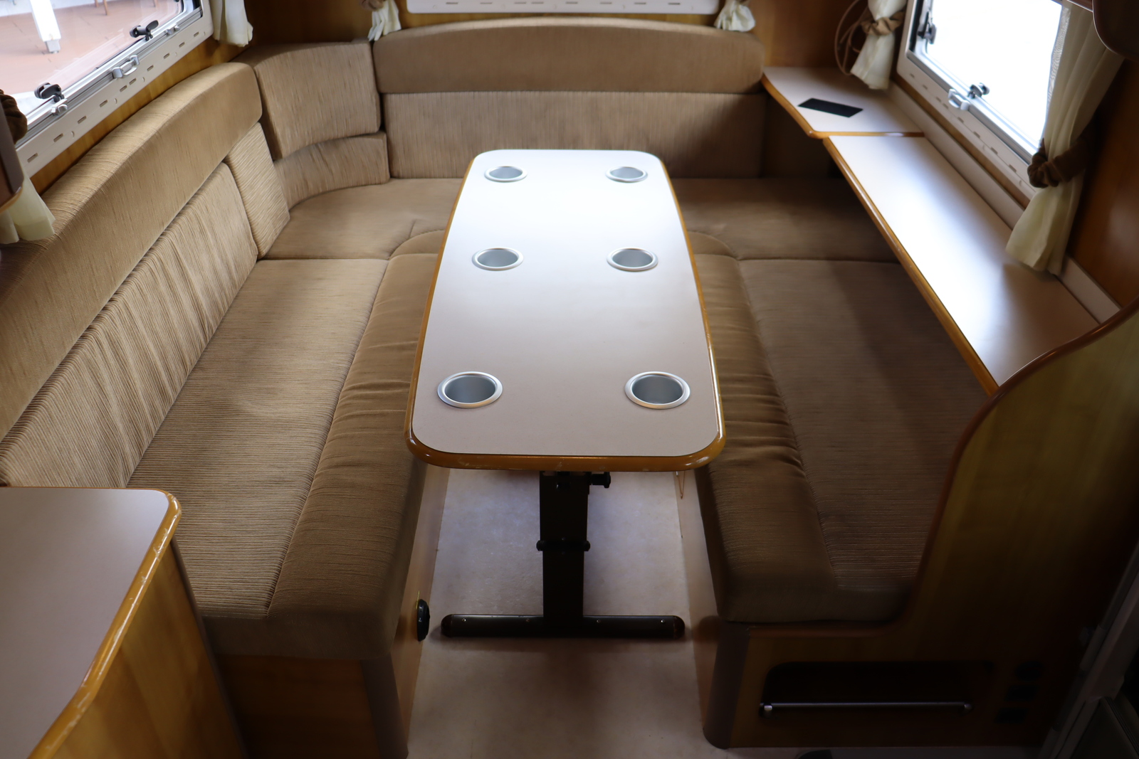 キャンピングカーキャブコン