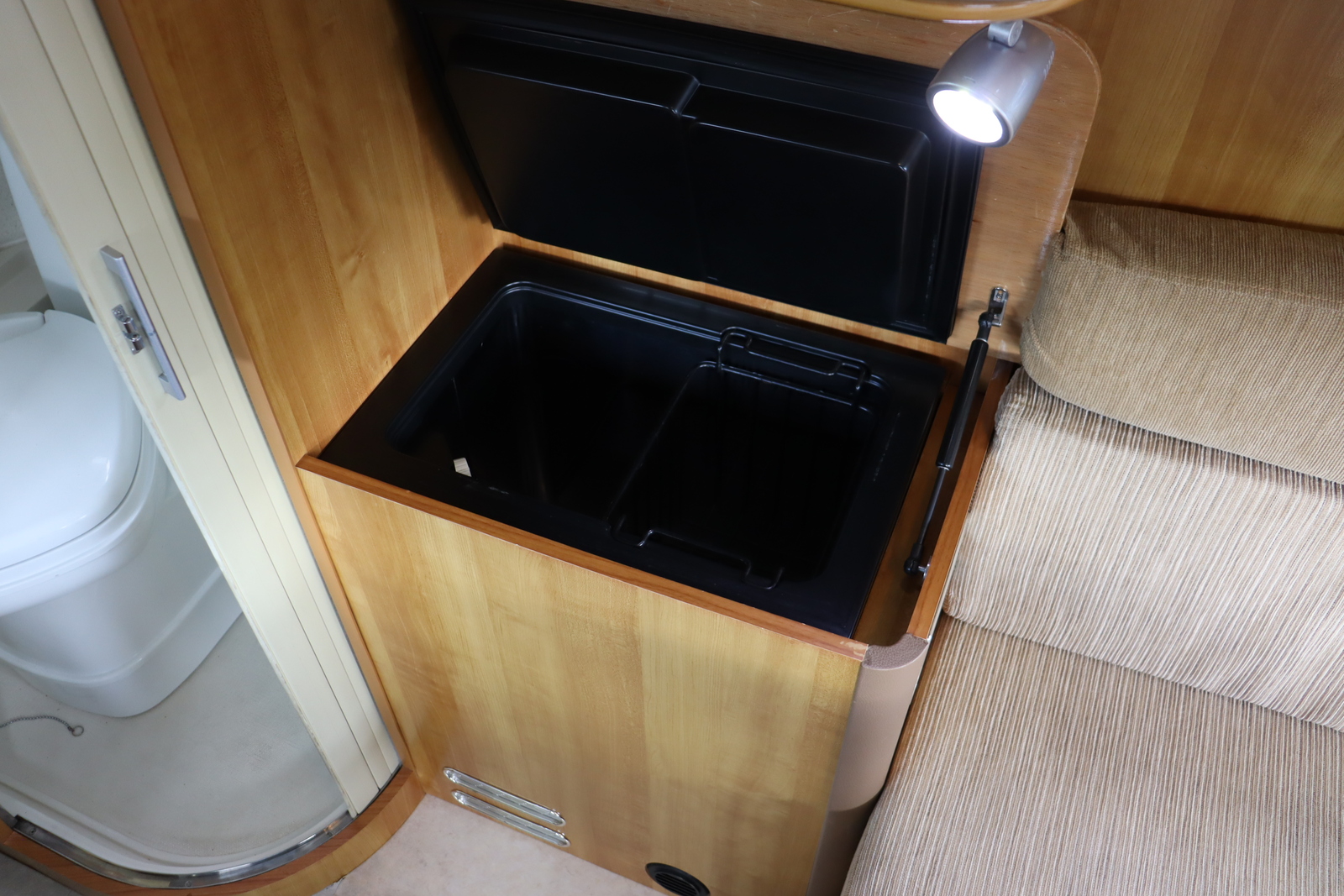 キャンピングカーキャブコン