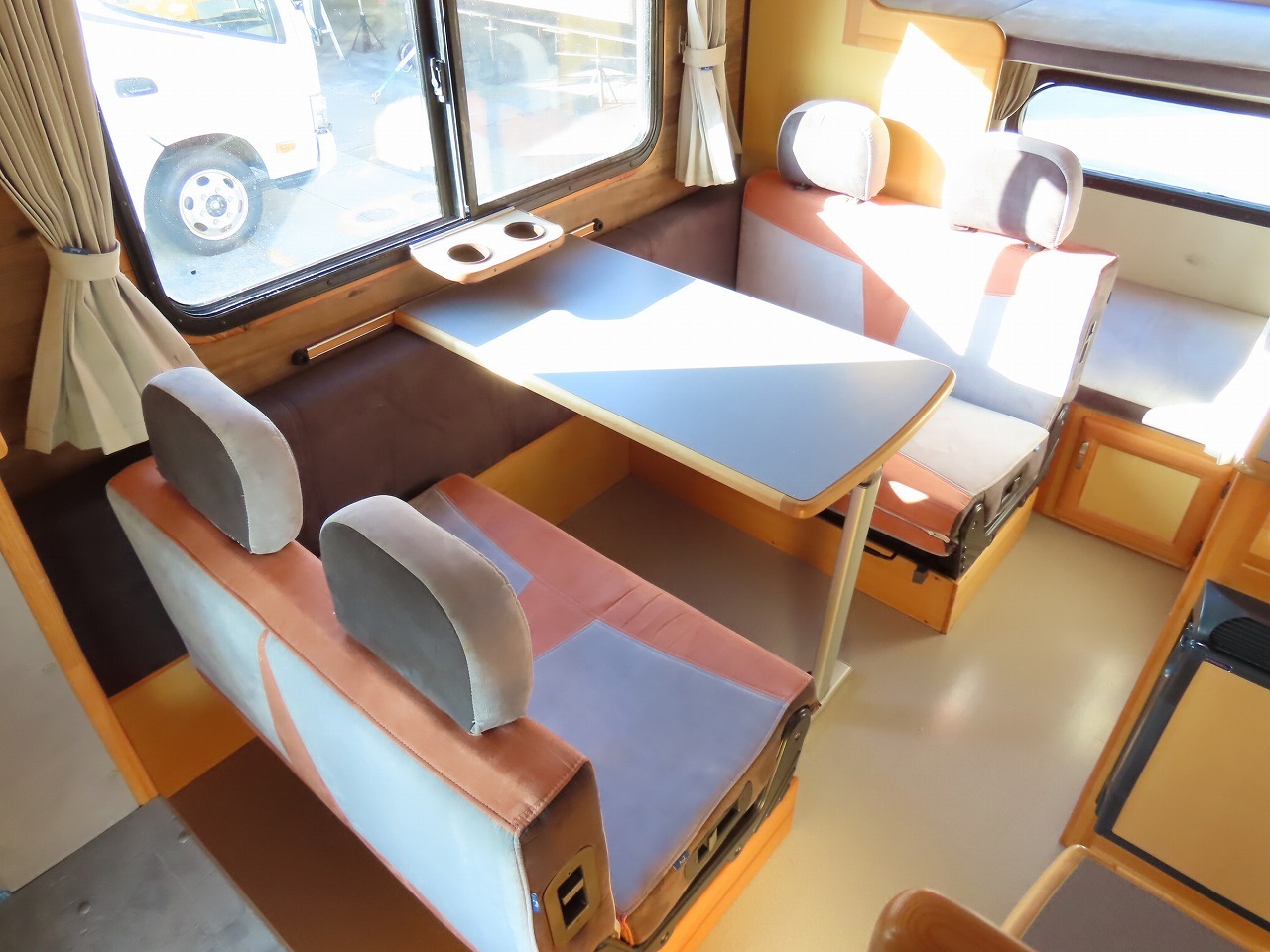 キャンピングカーキャブコン