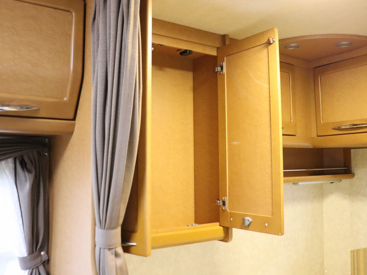 キャンピングカーキャブコン