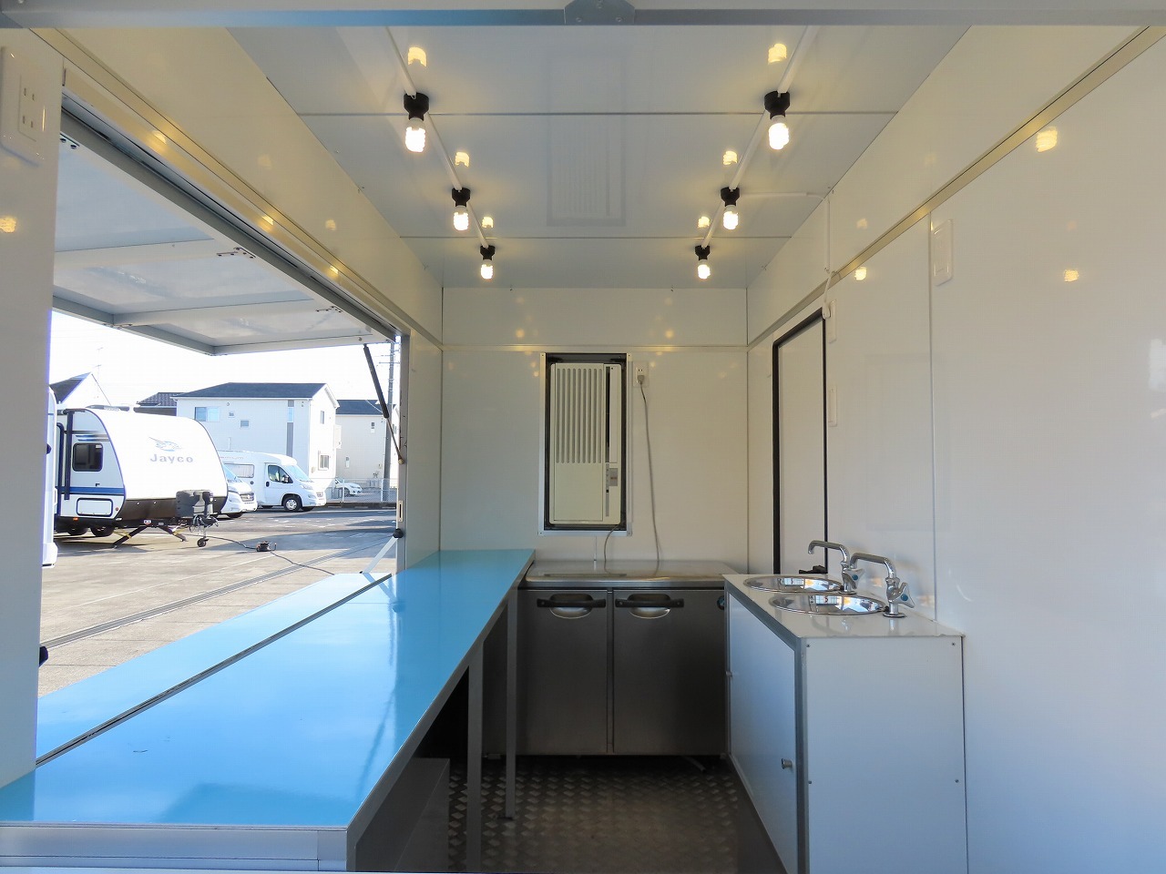 キャンピングカートレーラー