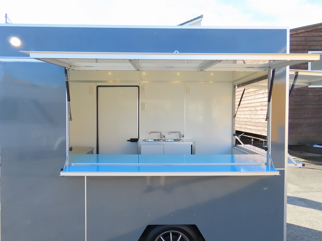 キャンピングカートレーラー