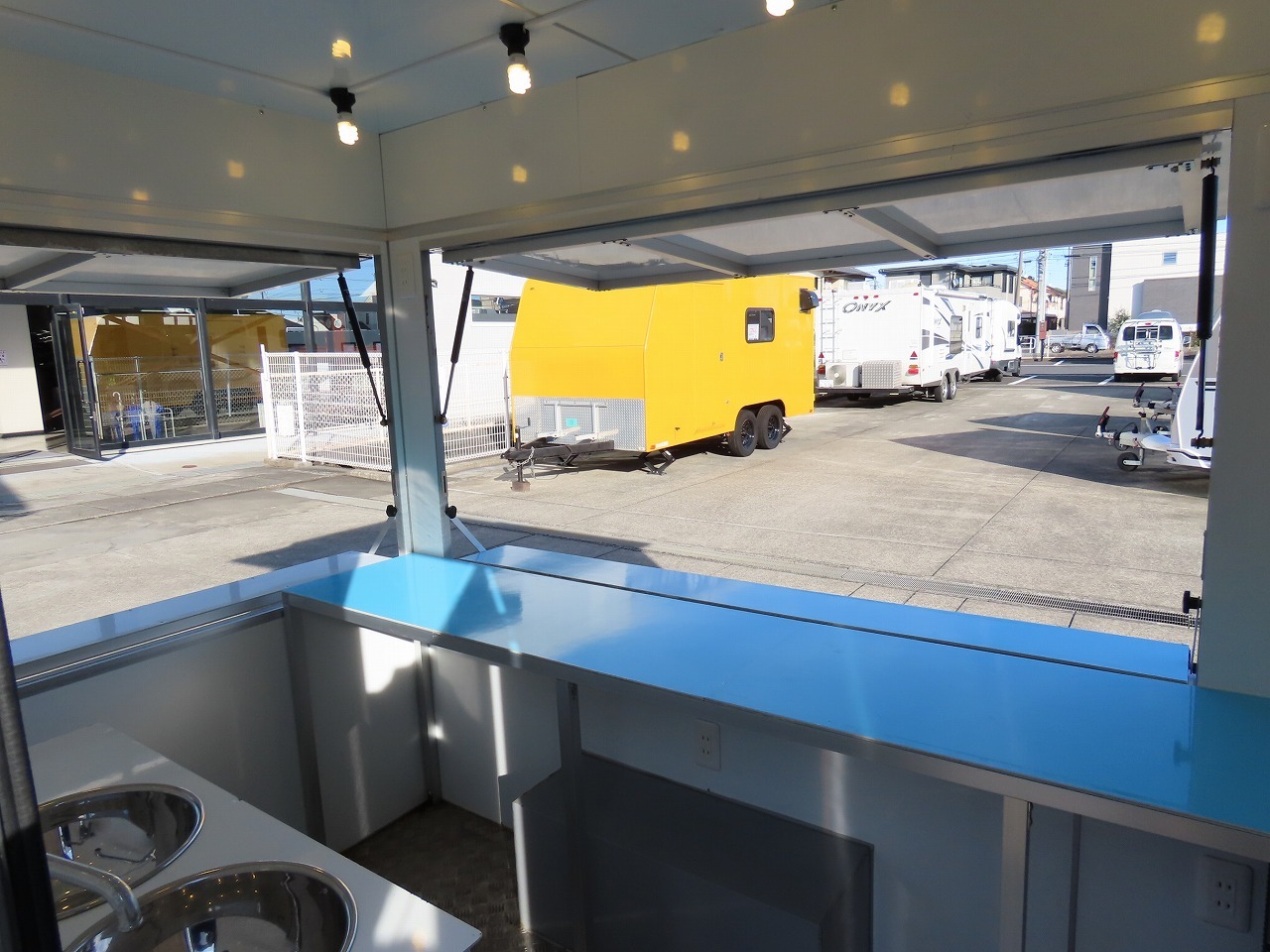 キャンピングカートレーラー