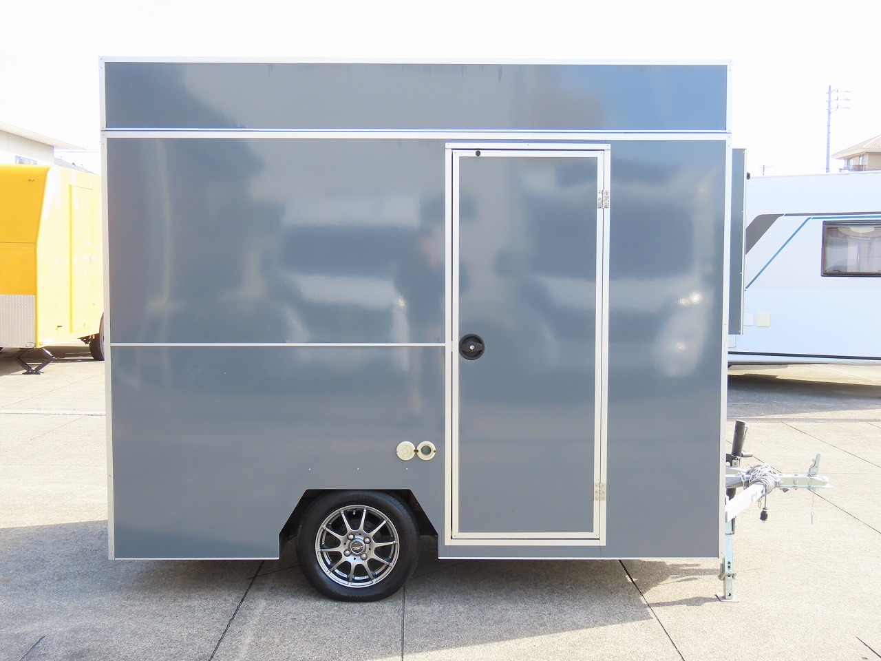 キャンピングカートレーラー