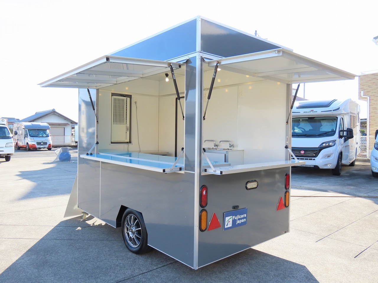 キャンピングカートレーラー