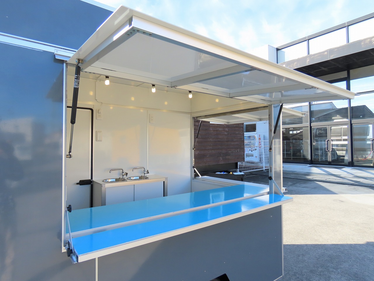 キャンピングカートレーラー