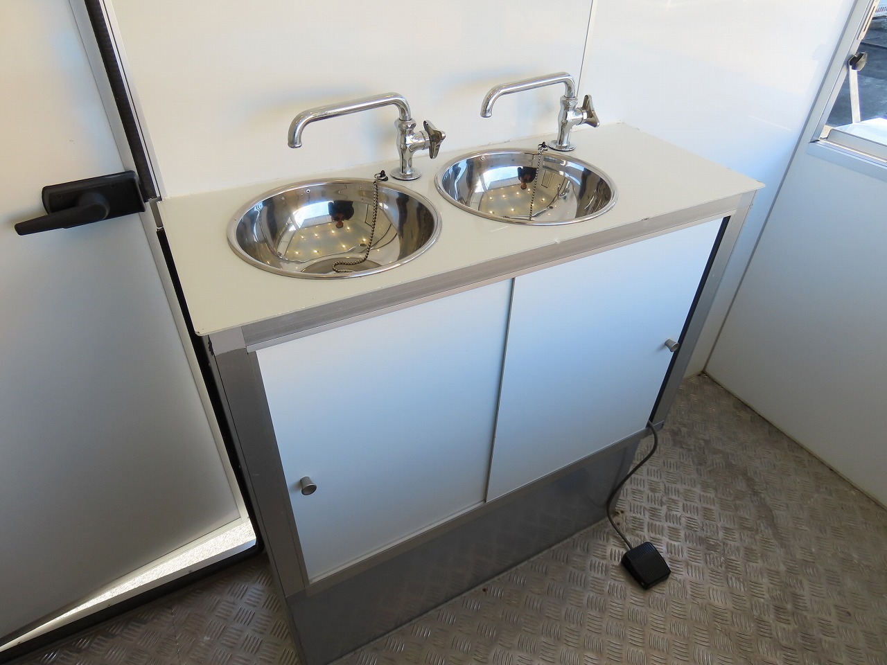 キャンピングカートレーラー