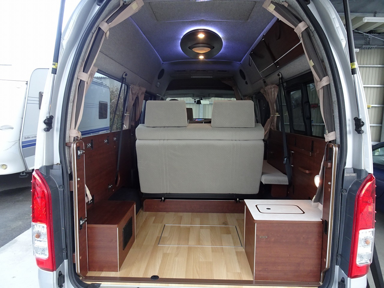 キャンピングカーバンコン