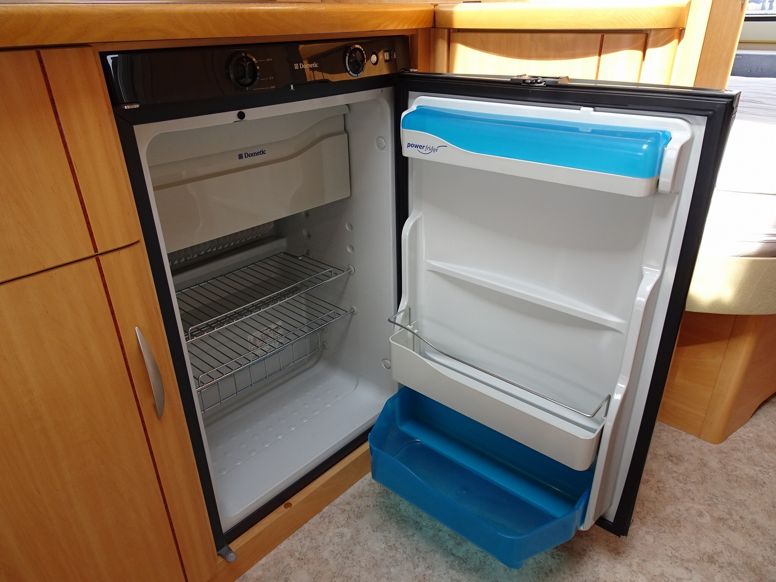 キャンピングカートレーラー