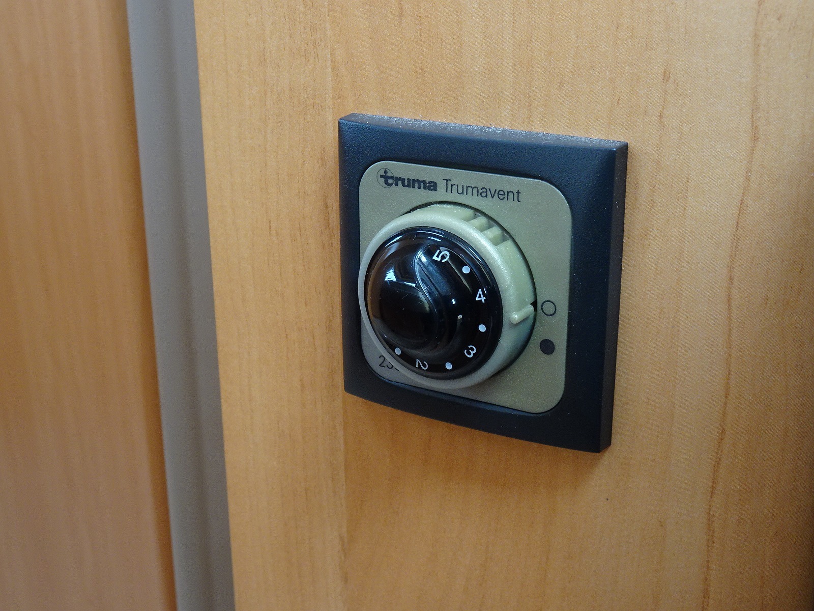 キャンピングカートレーラー