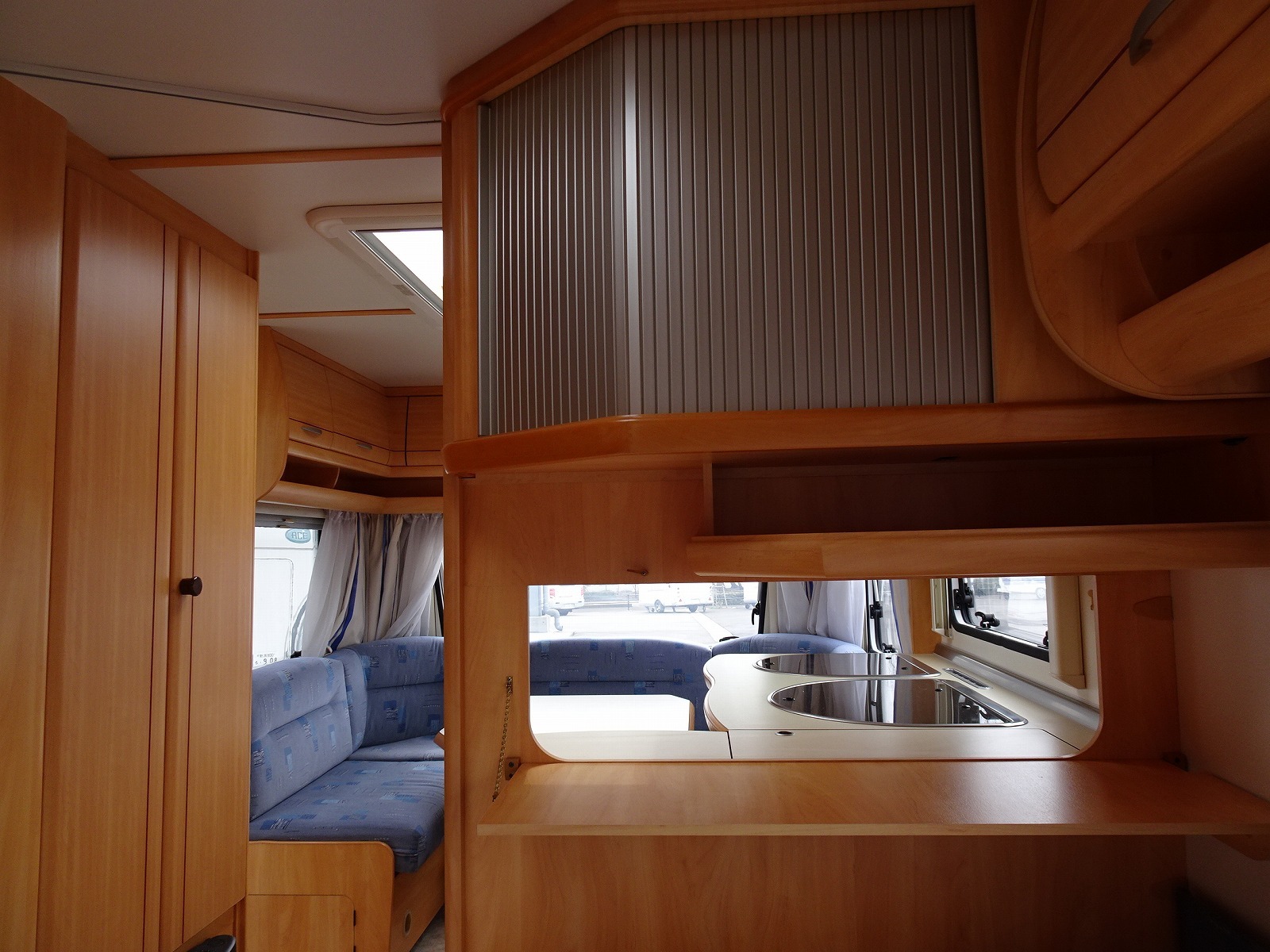 キャンピングカートレーラー