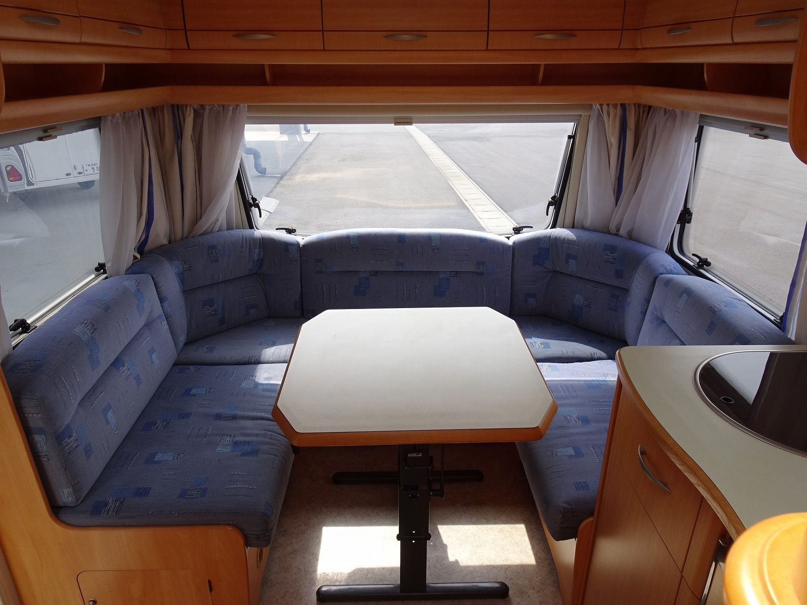 キャンピングカートレーラー