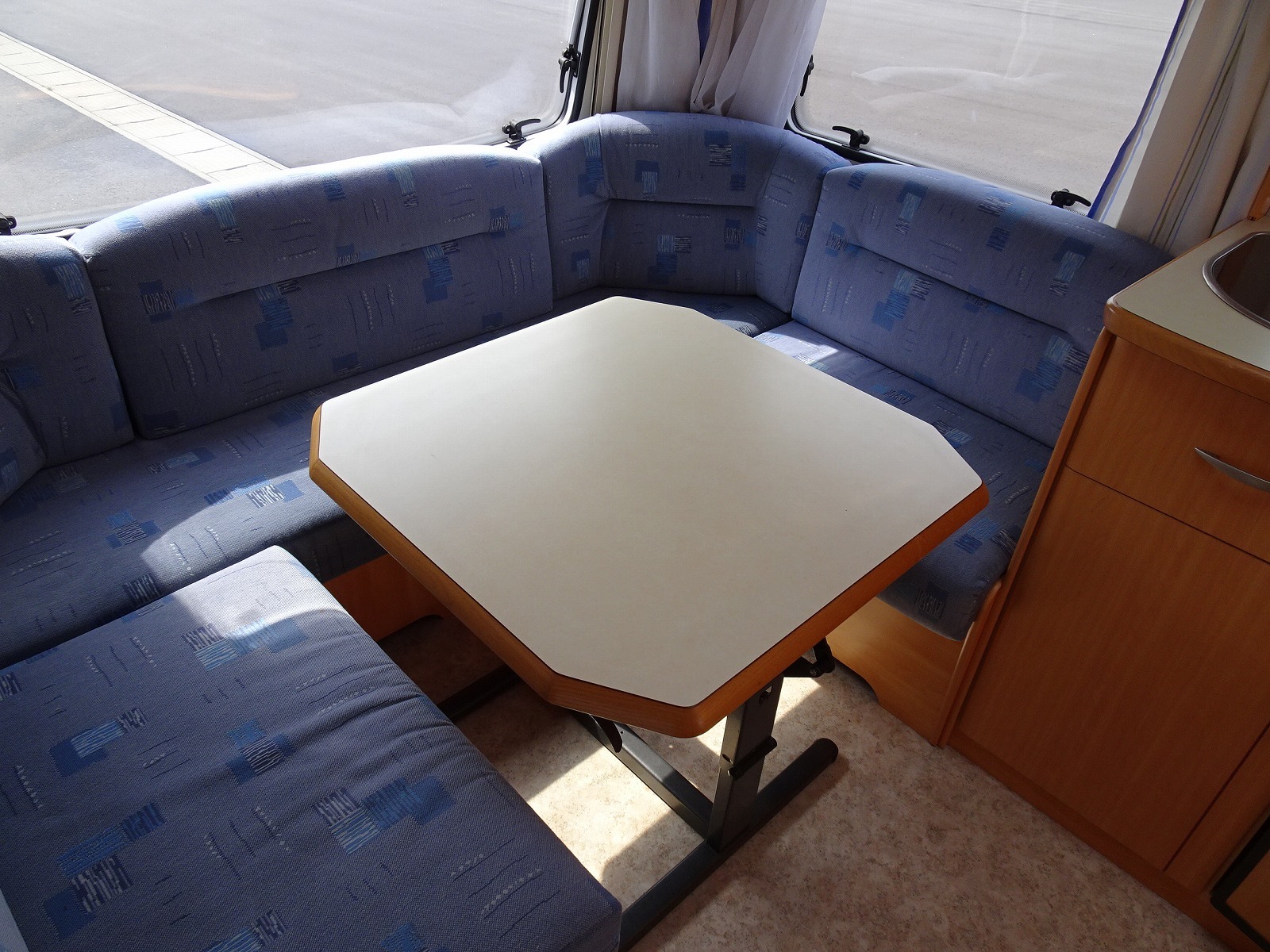 キャンピングカートレーラー