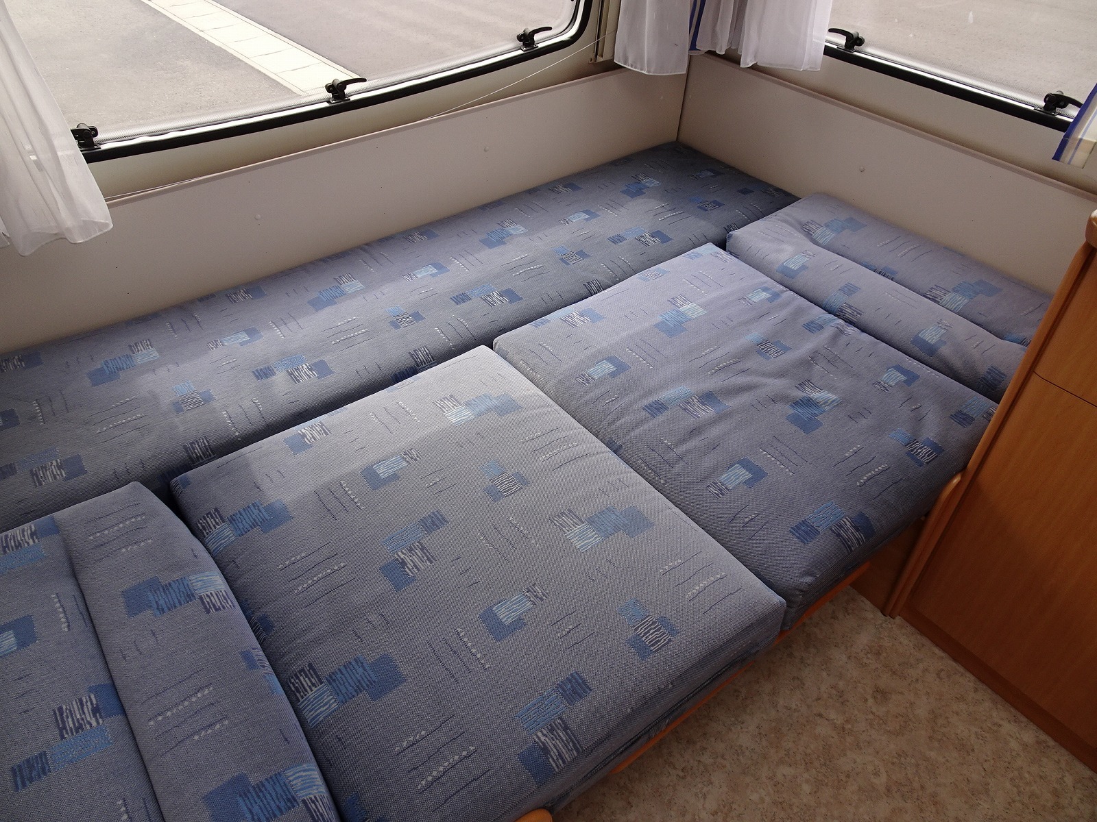 キャンピングカートレーラー