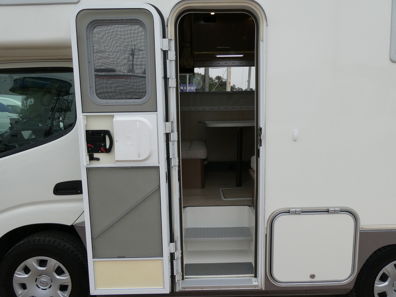 キャンピングカーキャブコン