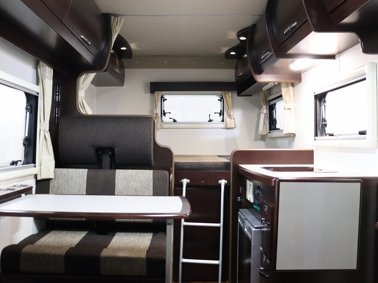 キャンピングカーキャブコン