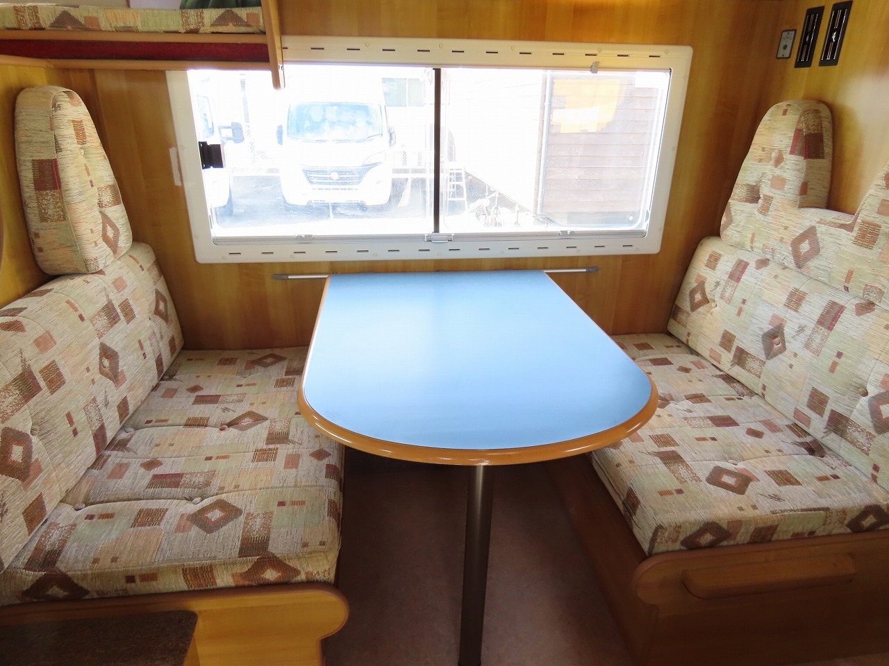 キャンピングカーキャブコン