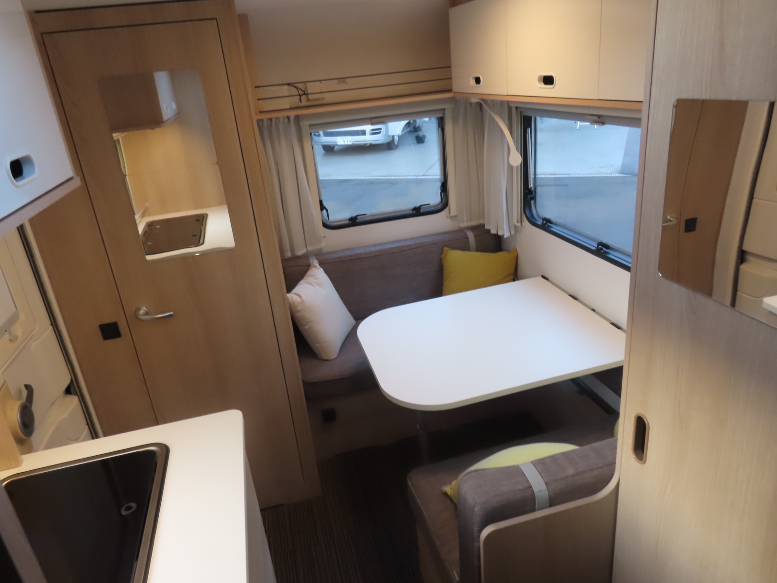 キャンピングカートレーラー