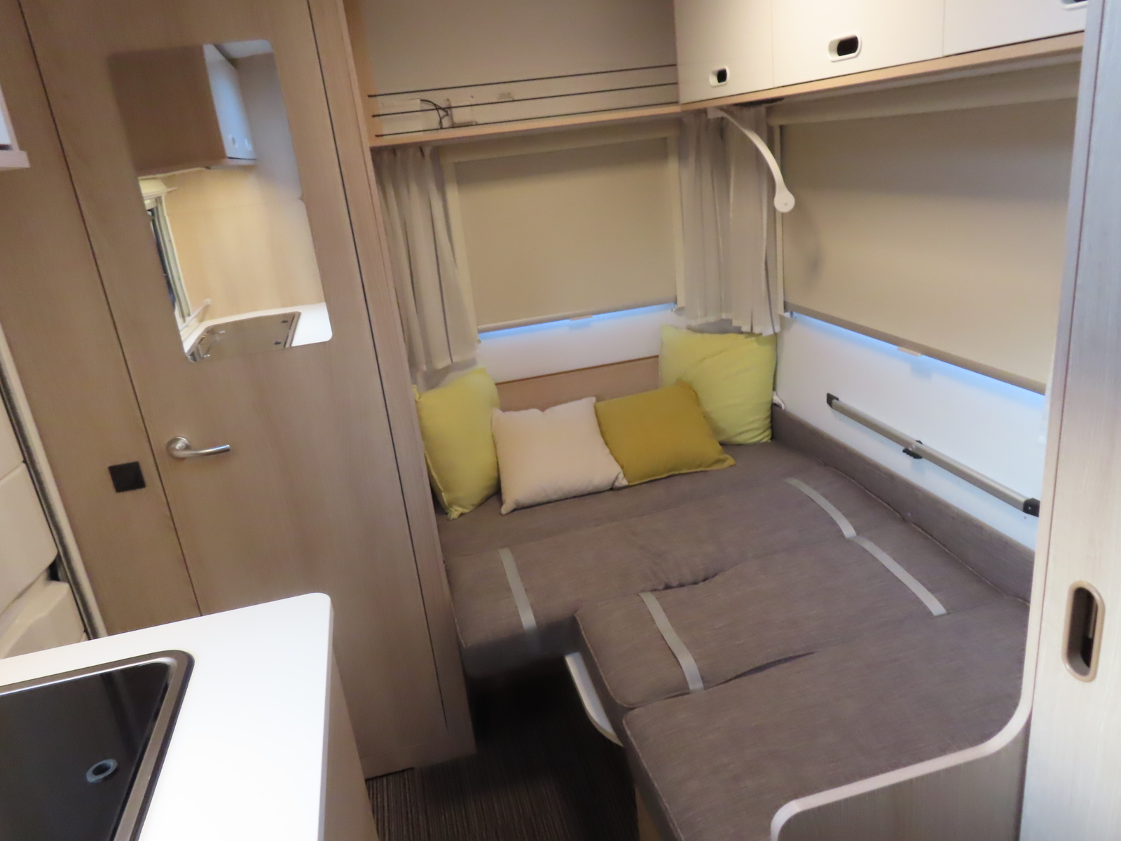 キャンピングカートレーラー