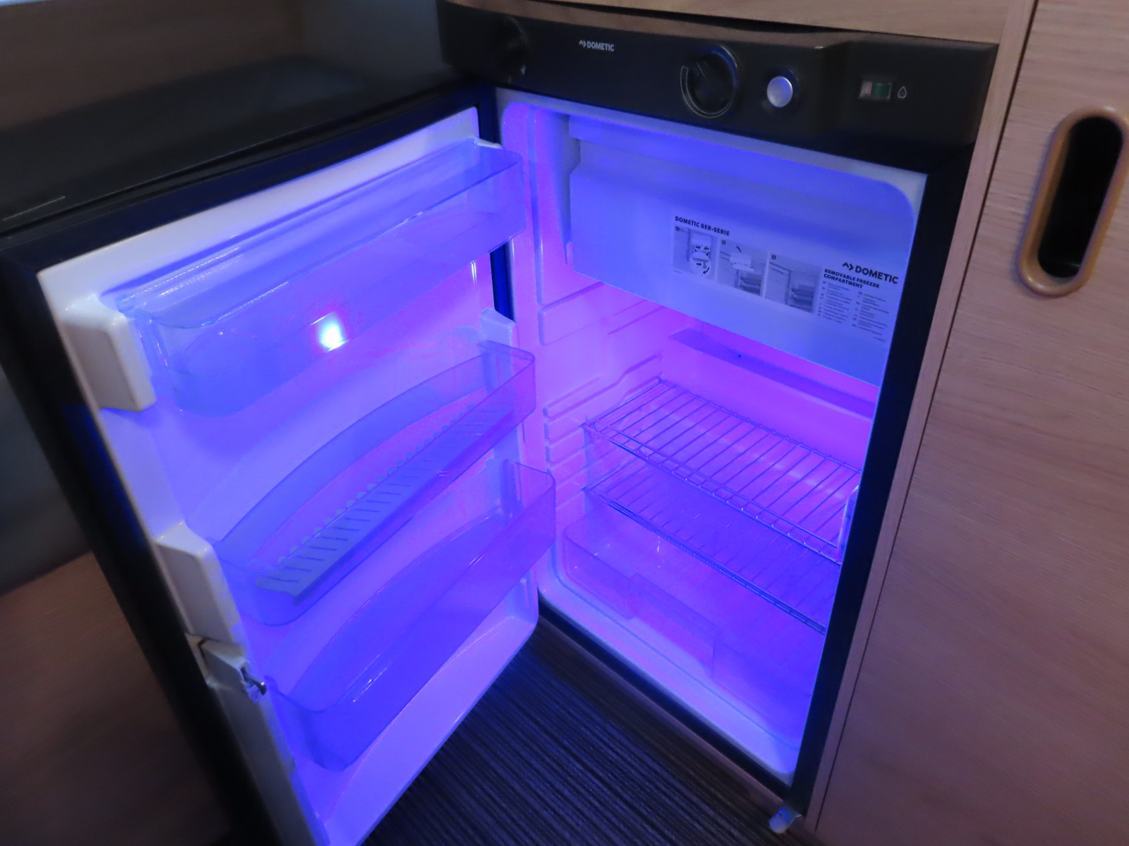 キャンピングカートレーラー