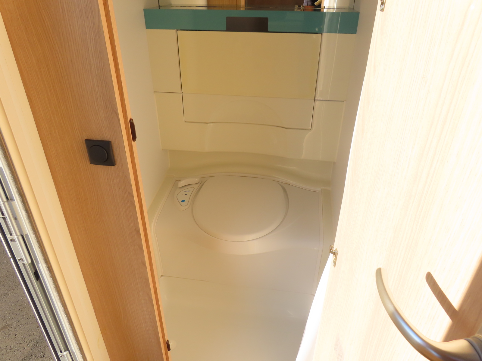 キャンピングカートレーラー