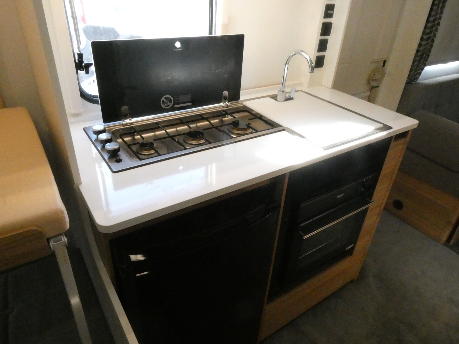 キャンピングカートレーラー