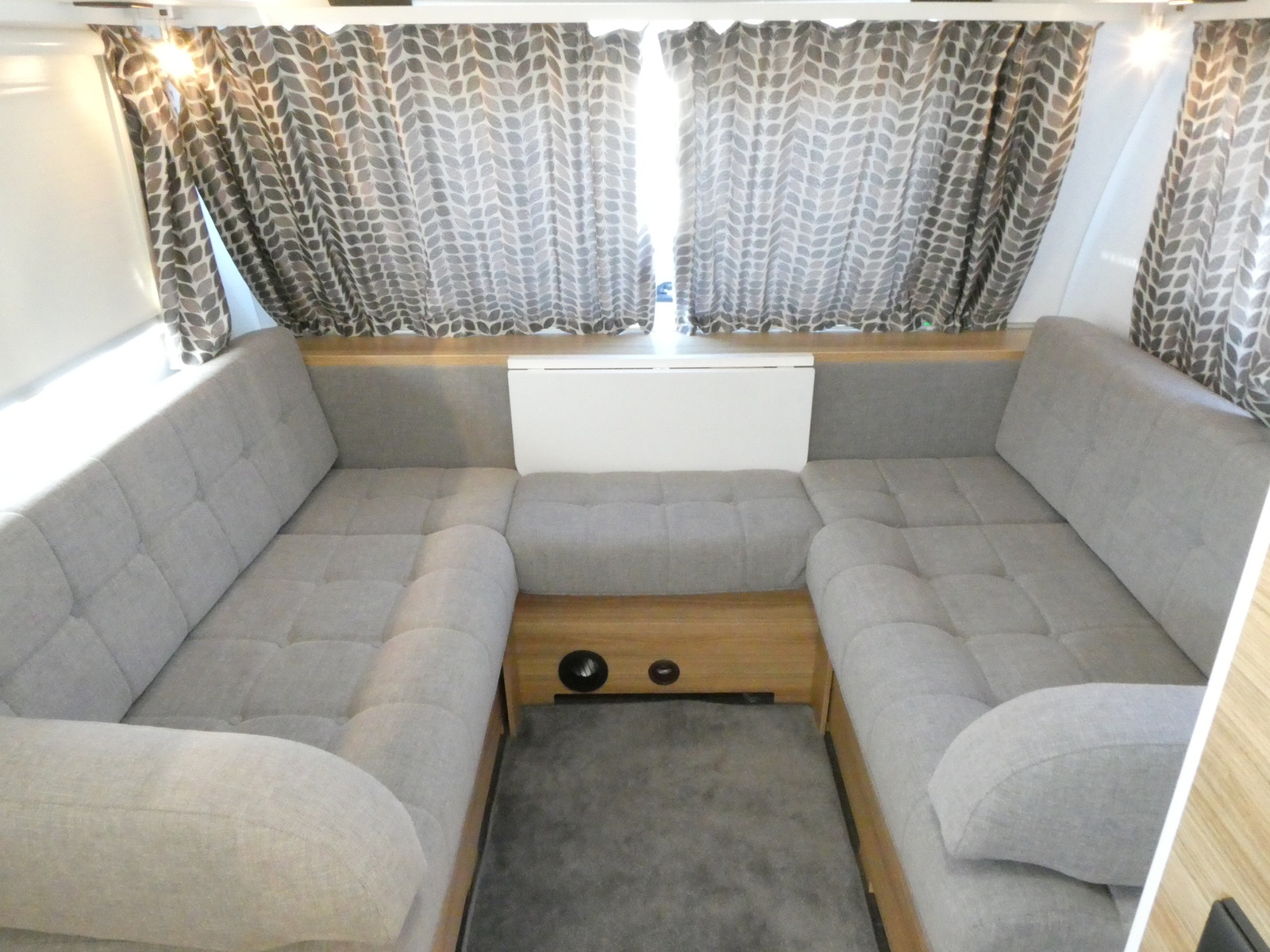 キャンピングカートレーラー