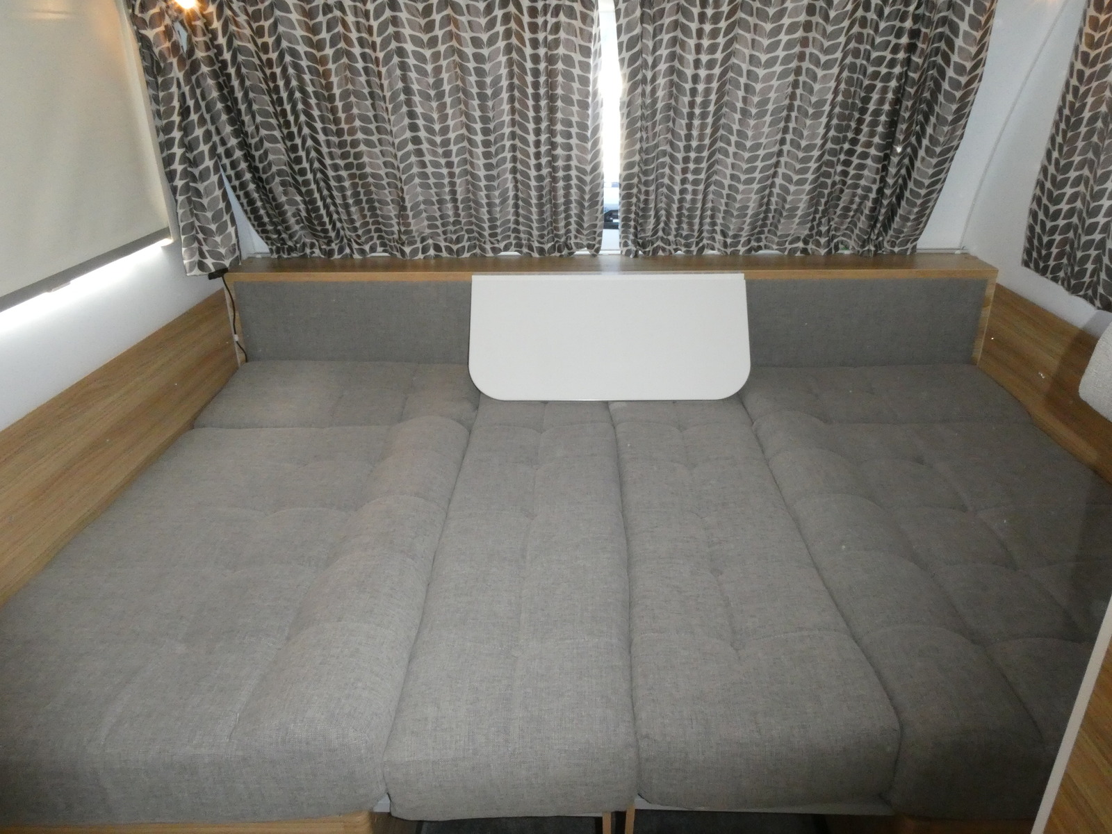 キャンピングカートレーラー