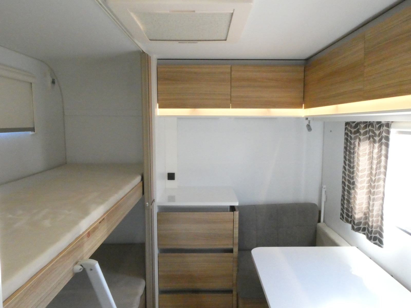 キャンピングカートレーラー