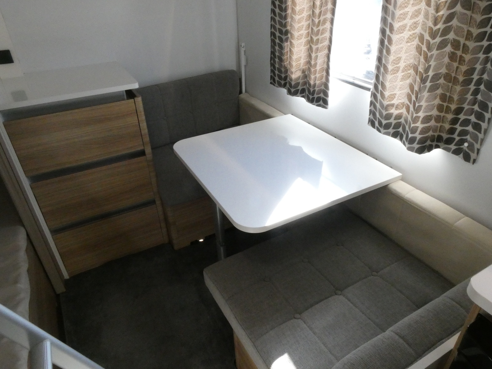 キャンピングカートレーラー