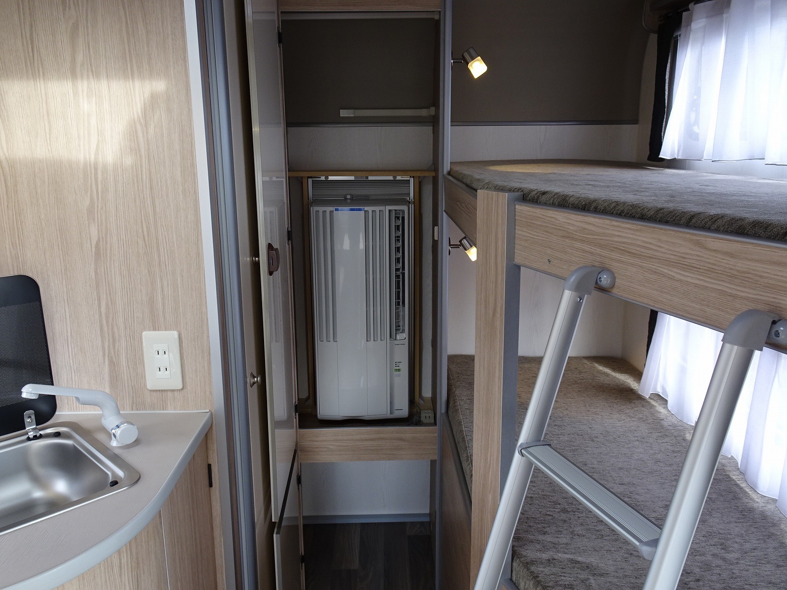 キャンピングカートレーラー