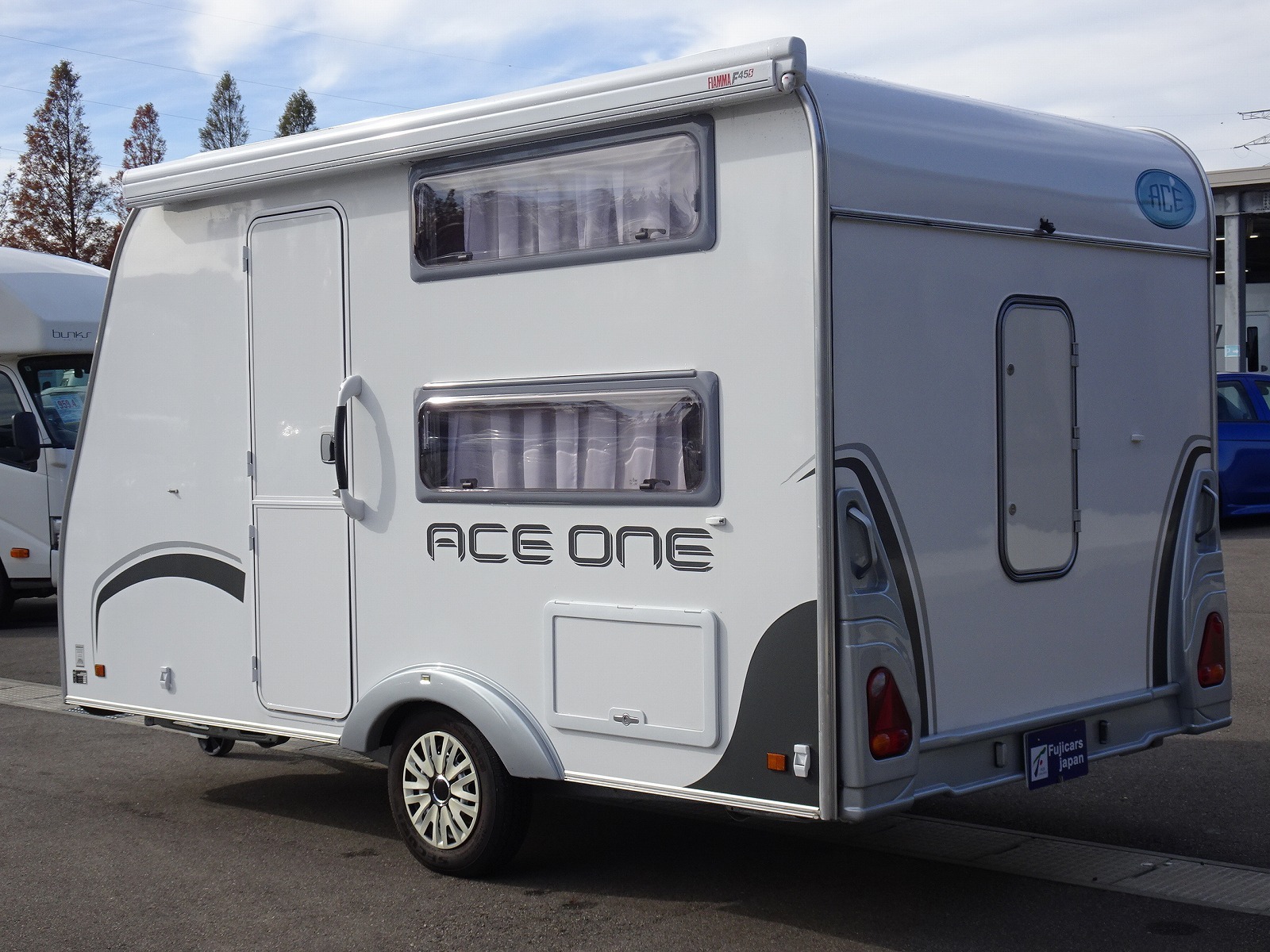 キャンピングカートレーラー