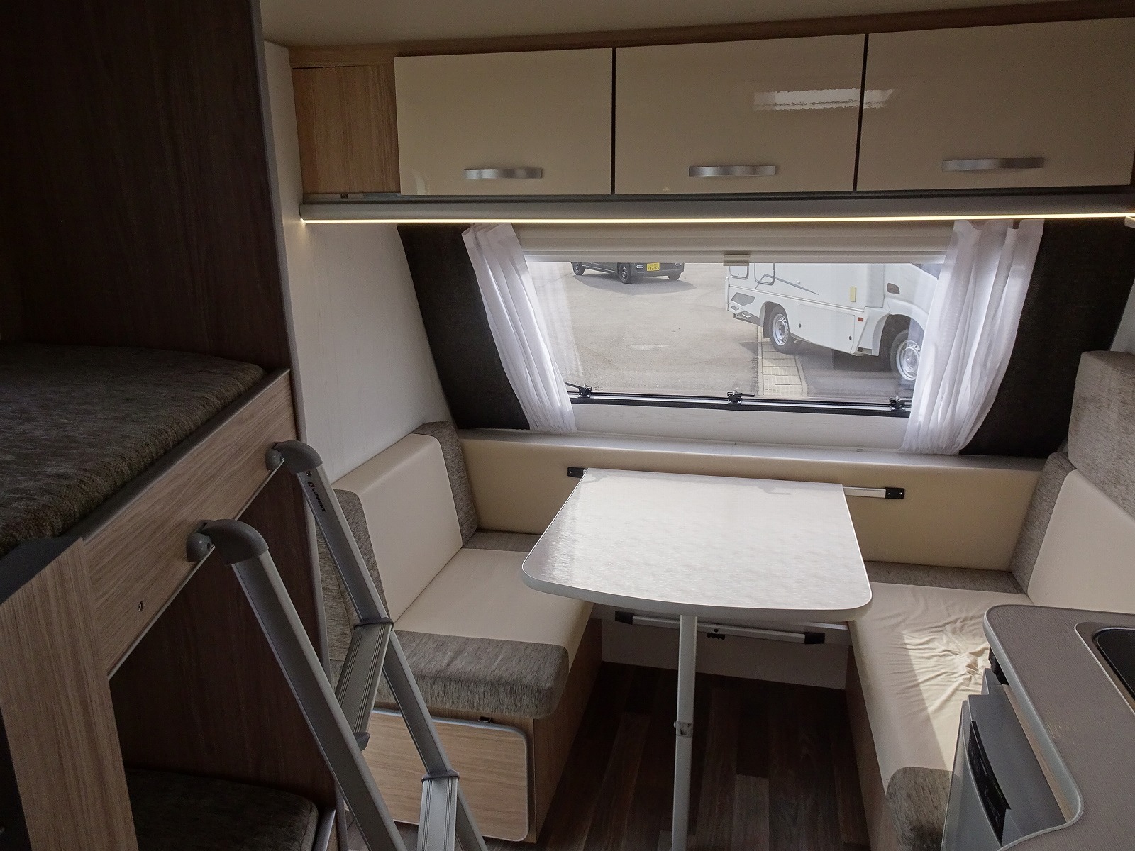 キャンピングカートレーラー