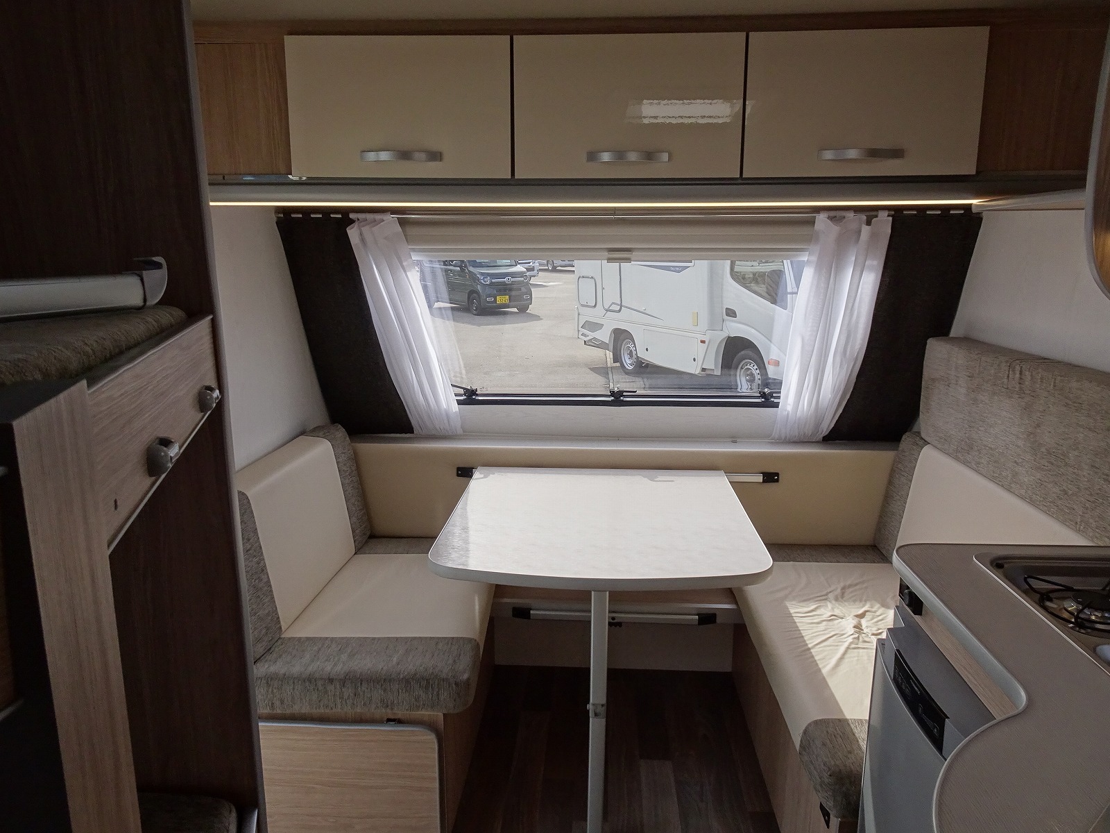 キャンピングカートレーラー