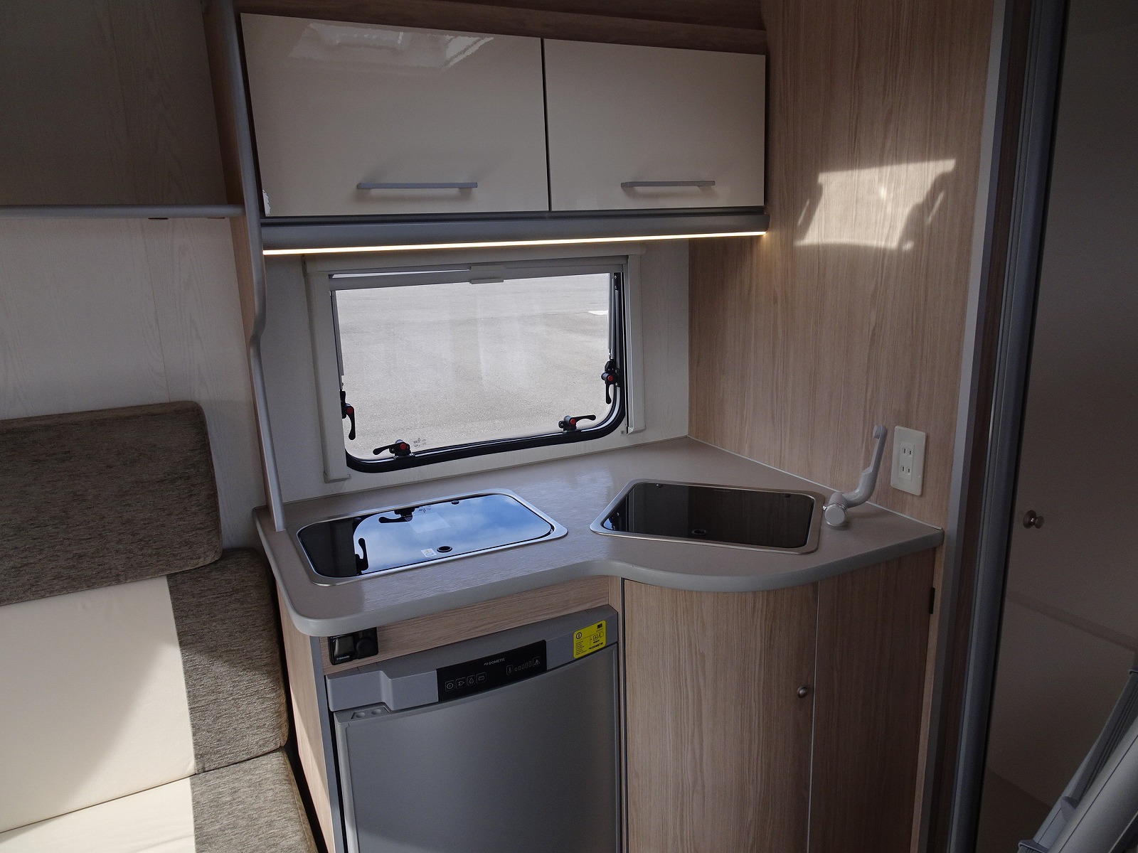 キャンピングカートレーラー