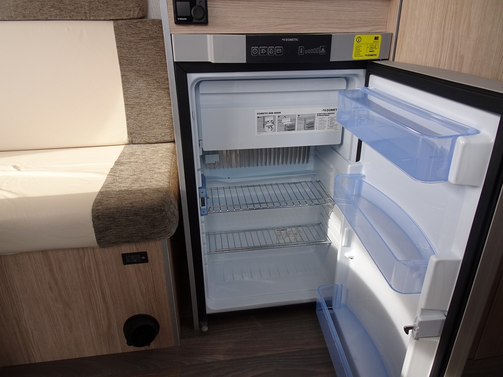 キャンピングカートレーラー