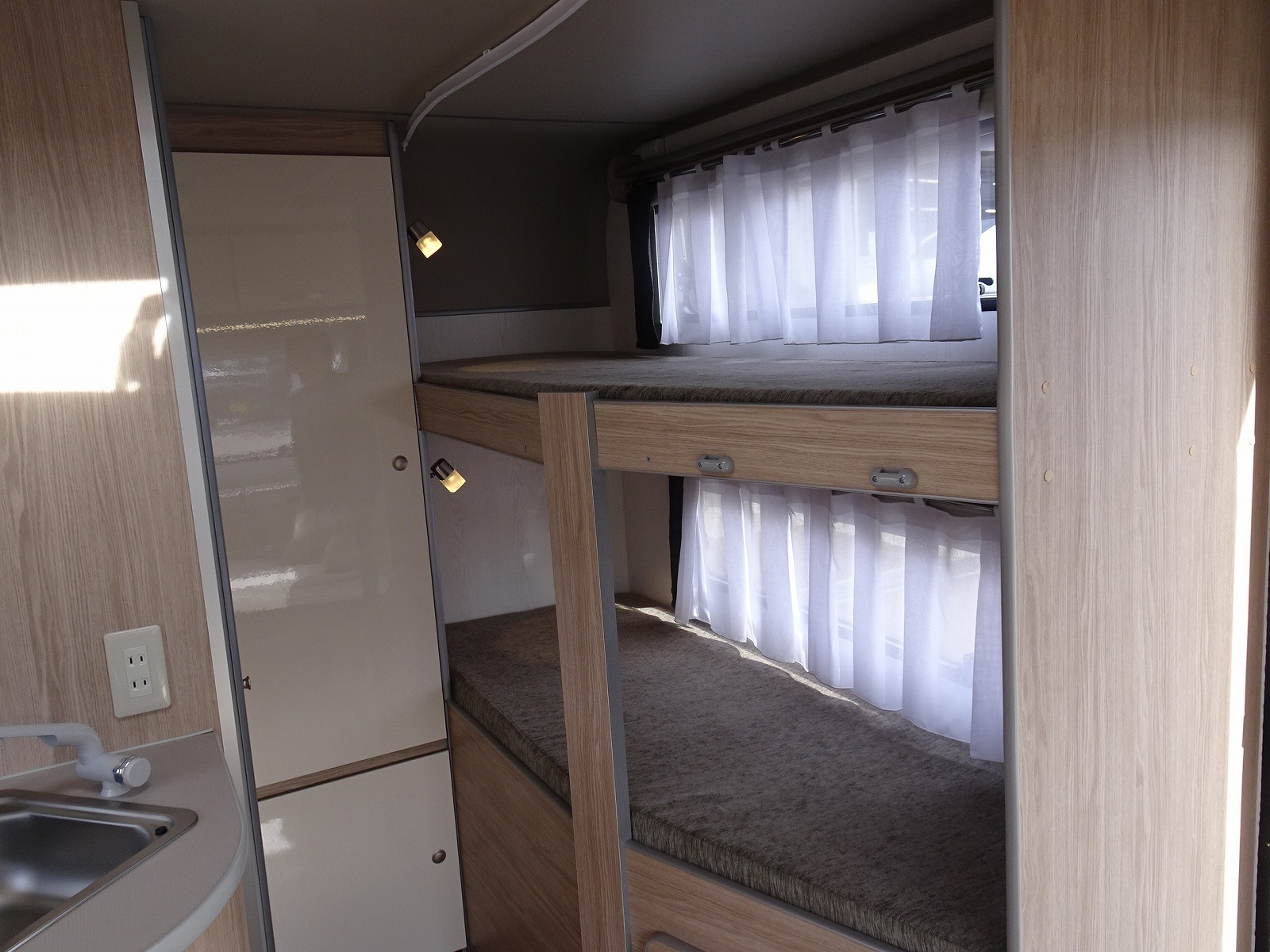 キャンピングカートレーラー