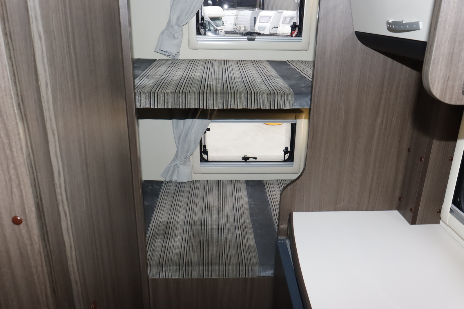 キャンピングカーキャブコン