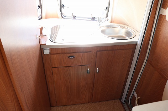 キャンピングカートレーラー