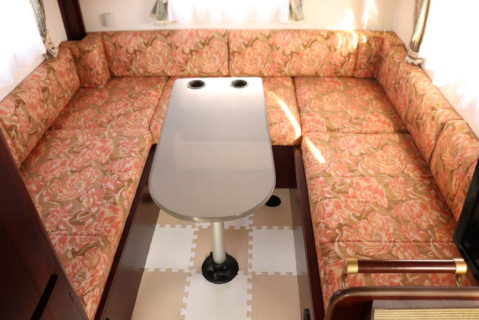 キャンピングカーバスコン