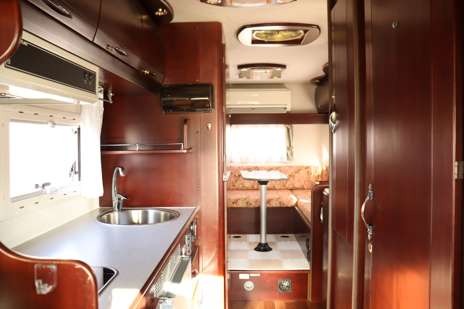 キャンピングカーバスコン