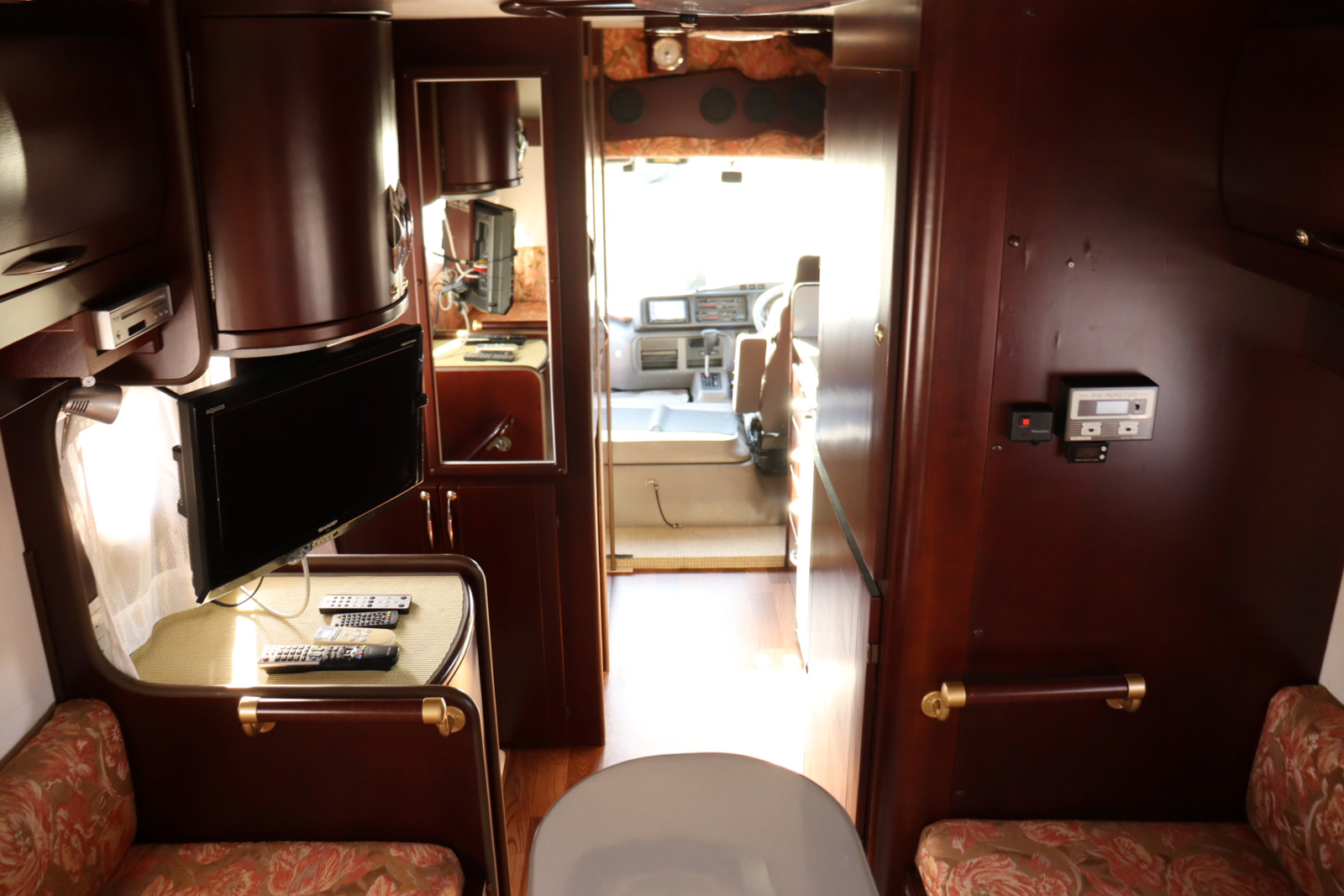 キャンピングカーバスコン