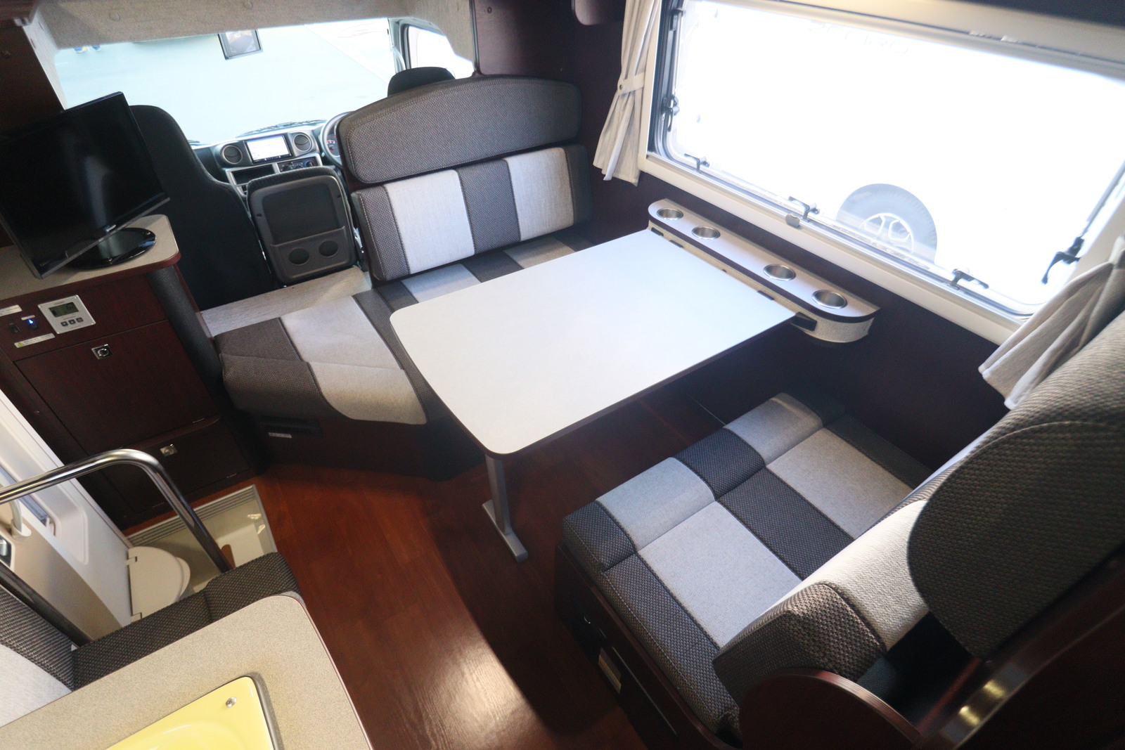 キャンピングカーキャブコン