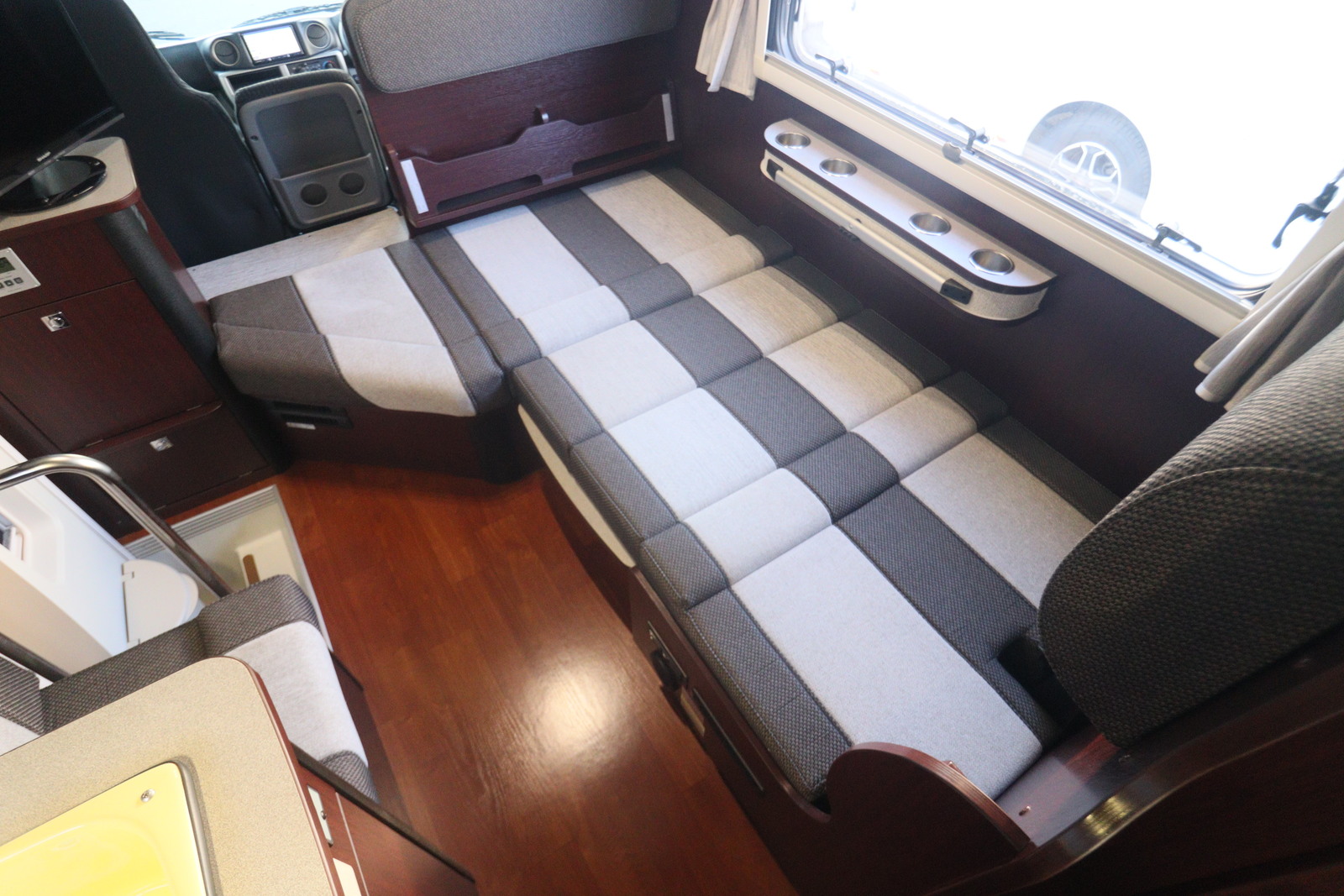 キャンピングカーキャブコン