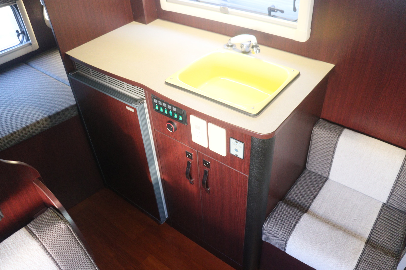 キャンピングカーキャブコン