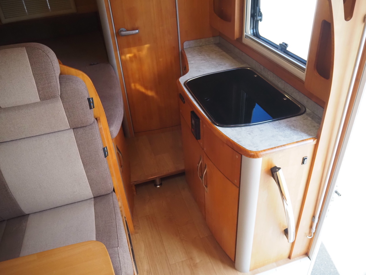 キャンピングカーキャブコン